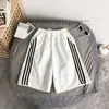 Pantalones cortos de verano para hombre, nuevos pantalones deportivos finos de tres barras de estilo Hong Kong a la moda, pantalones holgados y elegantes de estilo coreano que combinan con todo.