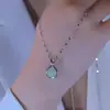 Colgante de collar de bolsa de la fortuna de acero de titanio plateado para mujer, elegante y de lujo ligero, accesorio de nicho versátil, cadena para la clavícula simple y elegante al por mayor