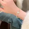Pulseira de Camélia com Pérolas para Mulheres 2025 Novo Modelo Luxo Leve Alto Padrão Nicho Requintado Versátil Joia para Melhor Amiga Atacado