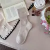 Calcetines blancos para niñas y mujeres, estilo fino de otoño e invierno, estilo coreano de calcetines holgados calados, estilo ballet, calcetines de media pantorrilla estilo miu, combinados con zapatos Birkenstock