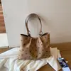 Bolso de Terciopelo Gamuzado para Mujer 2026 Nuevo Estilo Tendencia Otoño Retro Milanés Bolso Tote para el Trabajo Bolso de Hombro de Gran Capacidad