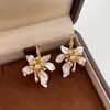 Brincos de Flores com Strass e Esmalte Suave Estilo Francês para Mulheres, Brincos Elegantes de Design de Nicho, Acessórios de Orelha Versáteis de Luxo Leve