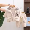 Conjunto de Inverno para Meninos e Meninas 2027 Novo Estiloso Colete de Desenho Animado Bebê Lã Espessada com Capuz Conjunto de Três Peças Atacado