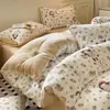 Juego de ropa de cama de cuatro piezas de terciopelo de leche engrosado clase A, sábana de cama de franela de terciopelo coral, funda de edredón, juego de tres piezas para dormitorio de estudiante, invierno