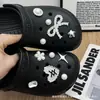 Toma un bocado de una manzana roja Hebilla de zapato zueco DIY Extraíble Lindo Juguete de Comida Botón Flor de Zapato Decoración de Parte Superior Venta al por Mayor