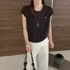 Top de punto de moda de verano 2026 para mujer, corte ajustado, con espalda hueca, diseño de botón de concha y cuello redondo, mangas cortas con volantes