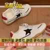 Zapatillas blancas casuales y versátiles estilo estudiante, zapatillas de entrenamiento alemanas, nueva colección primavera/otoño 2026, zapatos para aumentar la altura para mujeres bajitas