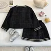 Conjunto de chaqueta y falda de tweed con lentejuelas negras para niña, nuevo estilo otoño 2026, conjunto de dos piezas con falda midi elástica de línea A