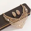 Fornecido diretamente pelo fabricante, conjunto exagerado de colar e brincos vazados com detalhes em diamante, colar de liga para casamento, acessórios femininos