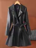 Jaqueta de Couro Haining Nova Outono/Inverno 2026 para Mulheres, Casaco Trench Clássico Fashion de Comprimento Médio com Gola Lapela, Casaco de Couro Biker Tamanho Plus