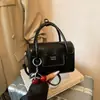 Nuevo Bolso Cuadrado Pequeño con Colgante de Cereza para Mujer, Temporada Primavera 2026, Bolso de Hombro Versátil Estilo Coreano, Bolso de Mano de Lujo Ligero para el Trabajo