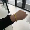 Pulsera de Acero de Titanio Estilo Europeo y Americano Oro de 18 Quilates Letra H Lisa y Mate, Pulsera de Pareja de Lujo Ligero de Nicho de Moda con Sentido de Diseño