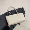 Bolsa de gran capacidad para el uso diario de mujeres, bolso tote simple y versátil para el otoño de 2026, bolso de hombro de moda de nicho