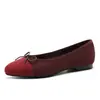 Sapatos de Vovó 2026 produto novo de primavera sapatos confortáveis, sapatos de bico fino estilo Chanel pequeno para mulheres, sapatilhas coloridas para mulheres