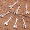 Una variedad de accesorios para joyería de aleación de zinc DIY herramientas de uso diario colgante pala hacha llave inglesa colgante de tetera