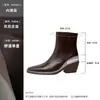 Botas de tornozelo de camurça com bico fino e salto grosso feitas sob medida para mulheres, novas botas casuais justas para outono e inverno de 2026, botas Martin de salto grosso