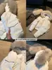 Chaqueta corta de algodón para mujer, nuevo diseño 2026, estilo nicho, adecuada para figuras petite, con un cuello grande de pelo, parka de invierno