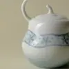 Tetera de Porcelana Azul y Blanca Pintada a Mano con Asa de Lazo Rosa, Exquisita Tetera Hecha a Mano de Cerámica Arita para Juego de Té Gongfu