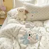 Conjunto de cuatro piezas de patchwork de terciopelo de leche e imitación de piel de conejo bordado, funda de edredón de invierno gruesa y cálida, juego de sábanas para dormitorio de estudiante (tres piezas)