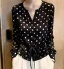 Camisa negra de lunares estilo francés con cuello en V, lazada y manga larga para mujer, nuevo top de moda, ajustado, moderno, rejuvenecedor y versátil