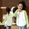 Camiseta Base para Niñas Estilo Coreano Nueva de Primavera y Otoño con Dobladillo Curvo, Camiseta de Manga Larga Color Bloque para Niños Mayores, Top de Moda Ajustado