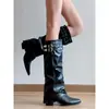 2026 Botas de Caballero del Oeste de Atmósfera Punta Aguda Tacón Grueso Piel Suave Apiladas Botas Largas Hebilla de Remache Botas Altas hasta la Rodilla para Mujer