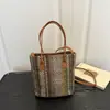 Bolsa de cubo cruzada de hombro colorida tejida elegante modelo nuevo de primavera y verano, empalme de color contrastante, moderna para vacaciones y uso diario para mujer, venta caliente