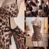 Bata de Noche con Estampado de Leopardo y Tirantes Cruzados, Abertura Lateral, Escote Profundo en V Seductor, Bata de Noche al por Mayor