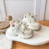 Tênis dad shoes infantis, sapatos para meninas, novo modelo primavera e outono 2026, tênis de corrida em malha respirável, sola macia, antiderrapante para meninas