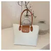 Bolsa de mano de nailon de color contrastante estilo coreano, cuerpo de bolsa de nailon con detalles de cuero marrón y un dije de cachorro de peluche, bolso de hombro para estudiante