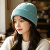 Gorro de tricô básico versátil para outono e inverno com listras verticais e bordas caneladas, adequado para homens e mulheres, casais, chapéu pullover à prova de frio para atividades ao ar livre