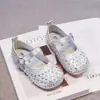 Sapatos Mary Jane da moda para meninas, nova coleção primavera/verão 2026, sapatos de princesa prateados estilosos, sapatos de cristal para meninas pequenas