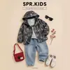 Conjunto de outono estilo coreano para meninos: Jaqueta com capuz tie-dye e calça jeans com estampa de letras, conjunto versátil de duas peças para crianças pequenas