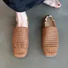 2026 Novo Estilo Meia-Pantufa Tecida Vazada Fechada na Ponta para Mulheres, Sandálias de Moda Planas de Verão com Bico Quadrado, de Calçar