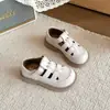 Sapatos de Couro para Meninas 2026 Moda Primavera e Outono Sapatos Pequenos de Couro para Meninas Cor Sólida Estilo Birkenstock Vazado Mary Jane Sapatos para Meninas Antiderrapante
