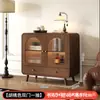Vitrina vintage de color nogal con puertas de cristal arqueadas y múltiples cajones, adecuada para sala de estar o estudio, para guardar libros y artículos decorativos