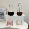 Bolsa de fresas de gran capacidad estilo coreano 2026 Verano Nuevo Estilo Fresco Bolso de un solo hombro para debajo del brazo Pana Suave Bolso de chica
