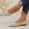 Sapatos femininos slip-on de malha fly, bico fino, borda ondulada, cor sólida, disponíveis em duas cores, com cabedal vazado, sapatilhas, em estoque para vendas transfronteiriças