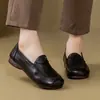 Zapatos de suela blanda para mujeres de mediana edad y mayores, nuevo modelo otoño 2026, cómodos zapatos planos de suela blanda para mamá, mocasines de cuero blando de caña baja