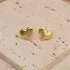 Pendientes Dorados en Forma de Corazón Estilo Europeo y Americano, Pendientes de Botón de Alta Gama para Mujer, Pendientes de Acero Inoxidable de Lujo Ligero, Personalización Profesional de Joyería