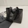 Bolsa Tote Casual Versátil con Colgante de Muñeca de Gran Capacidad, Nueva para Otoño e Invierno 2025, Bolso de Hombro/Axila Simple a la Moda