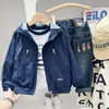 Jaqueta Soft Shell Infantil Outono 2026 Nova Chegada Jaqueta Estilosa com Letras para Meninos Roupas de Meio para Grandes Crianças Bebês