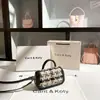Uma geração de bolsa de mão de lã outono e inverno estilo pequeno perfumado 2025 nova bolsa quadrada pequena de contraste com senso de alta qualidade atacado