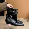 Botines de Tacón Alto Marrones Estilo Chica Picante Europeo de Nicho para Mujer Moda Hebilla de Cinturón Remaches Punta Puntiaguda Caña Media