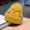 Gorro de Mujer Otoño e Invierno Versátil Lindo Oso Bordado Gorro de Lana Cálido Protección para las Orejas Gorro de Punto Sonriente Etiqueta de Tela Gorro para el Frío