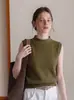 Linda camiseta de malha feminina para o verão de 2026, cor verde oliva, gola semimanha, sem mangas, top soltinho e que afina