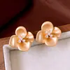 Brincos de Flor com Zircônia e Fonte Pérola Agulha de Prata, Simples e Versáteis, Brincos Estilo Luxo Leve, Brincos com Design Exclusivo de Nicho