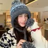 Chapéu de Tricô Estilo Fair Isle Transfronteiriço para Mulheres, Chapéu de Lã Quente para Outono e Inverno, Chapéu de Orelha à Prova de Frio para Ciclismo, Chapéu Lei Feng para Afinar o Rosto