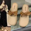 Chinelos Femininos de Verão da Moda 2025 Novo Estilo Laço Slip-On Planos Mulas Preguiçosas para Uso Externo