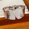 Pulseira oval plissada, pulseira statement minimalista elegante transfronteiriça europeia e americana, joias de luxo leve de nicho de alta qualidade atacado